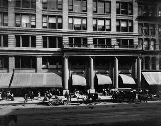 マーシャル・フィールド社（米国イリノイ州シカゴ、1905年頃）（モノクロ写真