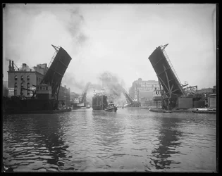 1905年頃、米国イリノイ州シカゴ、シカゴ川で曳航される旅客船ペレ・マルケット号（モノクロ写真