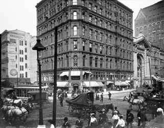 1900年頃、米国イリノイ州シカゴ、ランドルフ・ストリートとディアボーン・ストリートにて（モノクロ写真
