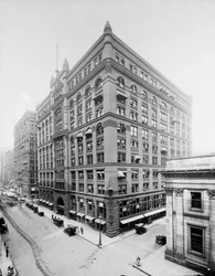 1905年頃、アメリカ・イリノイ州シカゴのルーカリー・ビルディング（モノクロ写真