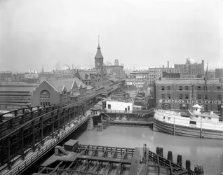 1905年頃、米国イリノイ州シカゴのウェルズ通りに停泊中の蒸気船アラスカ号（モノクロ写真