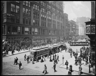 1905年頃、米国イリノイ州シカゴ、ステート・ストリートにあるThe Fair Storeの風景（モノクロ写真
