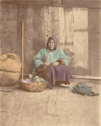 [かごを持って座る中国人女性]、1870年代。