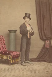 [洋装の日本人男性のスタジオ ポートレート]、1880 年代。