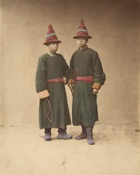 [一致する伝統的なドレスを着た 2 人の中国人男性]、1870 年代。