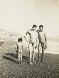 浜辺の二人の青年と少年