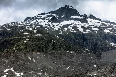 スイス、ローヌ氷河上の山々（写真）