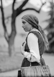 伝統的な保守的な服を着た田舎の女性、おそらくイタリアだがトルコかもしれない
