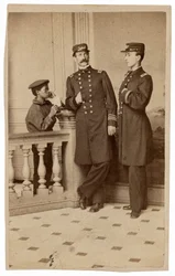 海軍士官と使者の肖像,c.1863年（写真）