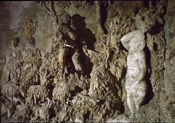 ボーボリの洞窟の内観。詳細1583-1588