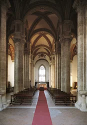 ピエンツァの教会の内観