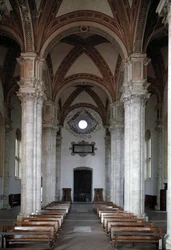 ピエンツァの教会の内観