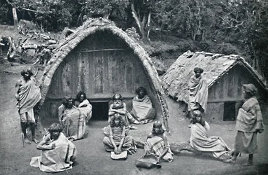 1902年、インドの民家集落にある戸田家