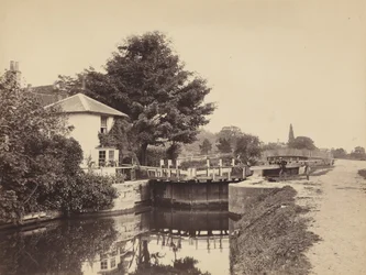 1850年代、閘門守のコテージと閘門（写真）