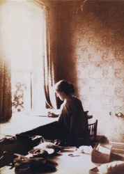 仕事中のメイ・モリス、1890 年代初頭 (b/w 写真)