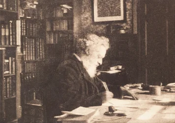 William Morris in his library at Kelmscott House, Hammersmith   1460915   ja       japanese Successfully Translated  Original: Portrait of reverend Kol - Painting Translat: Portrait of reverend Kol - Painting 1449467 ja japanese Successfully Translated Ori