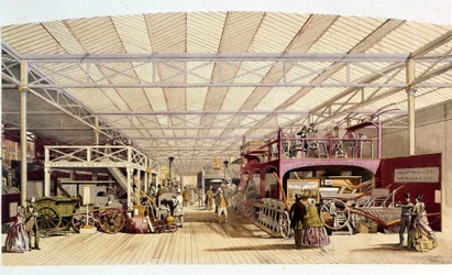 産業革命: 1851 年のロンドン万国博覧会 (ハイド パーク) のためにジョセフ パクストンによって建てられたクリスタル パレスの農業機械パビリオンの内部ビュー (19 世紀)
