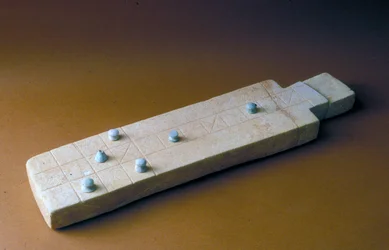 ヨルダンのテルベイトミルシムの作品が描かれたゲームボード、紀元前2000年〜1700年（石灰岩）