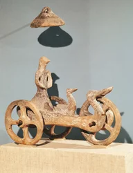 Dupljaja（粘土）の擬人化された神性を持つ奉納用戦車