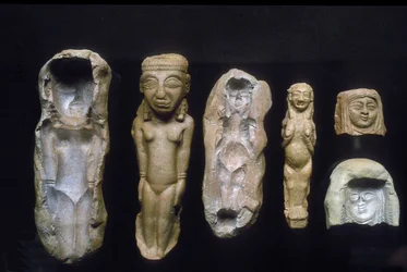 豊穣の女神の小像と、それらを鋳造した鋳型、紀元前8-7世紀頃