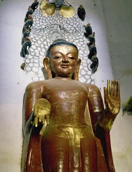 立っている仏の像
