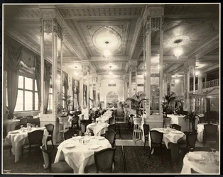 1916年、ニュージャージー州ニューアークのロバートトリートホテルのダイニングルーム（銀ゼラチンプリント）