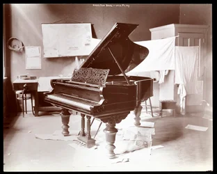 1898年、ニューヨークのユニバーシティプレイスにあるヘーゼルトンブラザーズピアノ社のピアノ（シルバーゼラチンプリント）