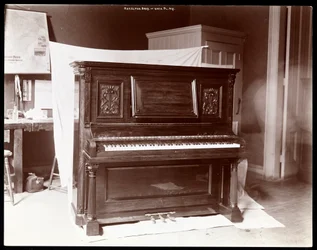 1898年、ニューヨークのユニバーシティプレイスにあるヘーゼルトンブラザーズピアノ社のピアノ（シルバーゼラチンプリント）
