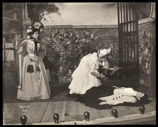 ニューヨークのバーナードカレッジで上演されたアンジェリーナ「孤児の祖父」という劇のアマチュアプロダクションのシーン（シルバーゼラチンプリント）