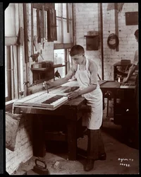 ハリントン・ピアノ社の工場で働く若い男性、1907年