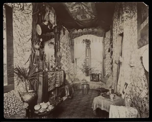 1896-98年、ニューヨーク、11 West 45th Streetにあるブレイクリーホールの邸宅にある華やかなリビングルーム（銀ゼラチンプリント）