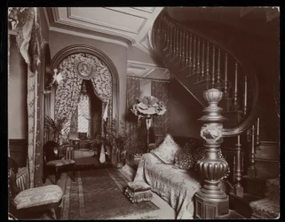 1896-98年、ニューヨーク、11 West 45th Streetにあるブレイクリーホールの邸宅にある華やかなリビングルーム（銀ゼラチンプリント）