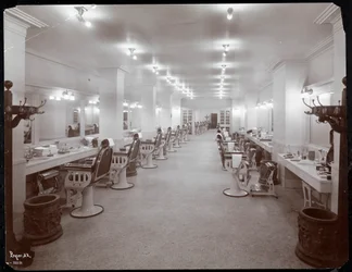 ホテルニッカーボッカーの理髪店、1906年（銀ゼラチンプリント）