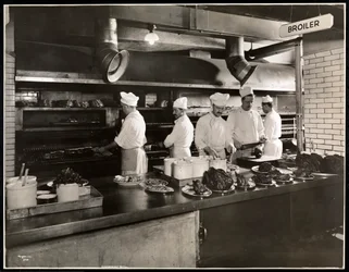 ホテルコモドールのキッチンのブロイラーで料理人、1919年（銀ゼラチンプリント）