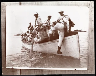 1898年に手漕ぎボートでセーラーのグループと一緒にニューヨーク州フィッシャーズアイランドの海軍保護区の以前の写真のコピー写真（銀ゼラチンプリント）