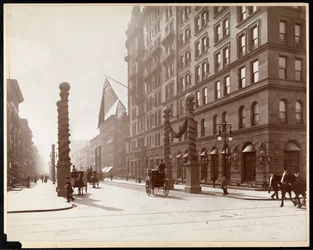 ウォルドルフアストリアホテルのデューイパレードの装飾、1899年ニューヨーク、33番街と5番街（シルバーゼラチンプリント）
