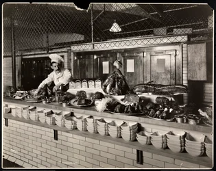 コモドールホテルのキッチンでの冷たい肉の展示、1919年（銀ゼラチンプリント）