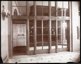 ザリッツカールトンホテルのエレベーター、1910年または1911年（シルバーゼラチンプリント）