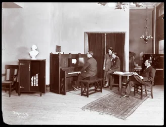 H. Bruman Co.のピアノを演奏する4人の男性、1907年（銀ゼラチンプリント）