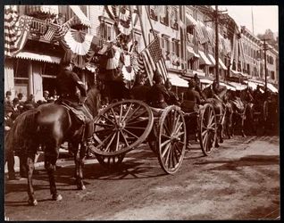 1898年ニューヨークのドブスフェリーでパレードに乗った大砲（シルバーゼラチンプリント）