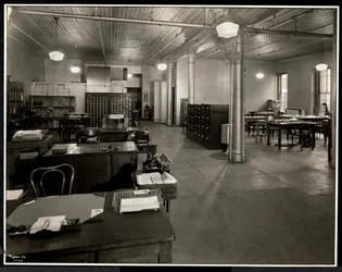 1929年ニューヨーク、イーストハーレム、111イースト129thストリートにあるキャロリンランドリーの本店（シルバーゼラチンプリント）