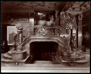 ホテルインペリアルのロビーにあるメイン階段、1904年（銀ゼラチンプリント）