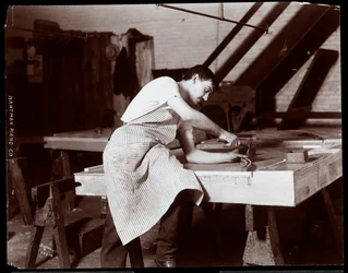 ハードマンで働いていた男、ペックとカンパニーのピアノ工場、ニューヨーク、1907年（銀ゼラチンプリント）