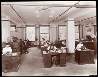 1910年にニューヨークのハドソンウントヴェストリーストリートにある化学者、パーク、デービスウント社のオープンオフィスにいる男女（銀ゼラチンプリント）