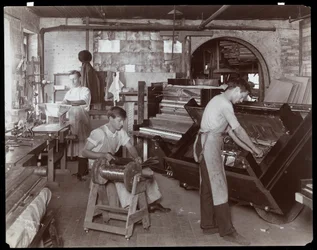 ハードマンで働く男性、ペックとカンパニーのピアノ工場、ニューヨーク、1907年（銀ゼラチンプリント）