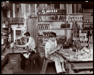 ハードマンで働く男性、ペックとカンパニーのピアノ工場、ニューヨーク、1907年（銀ゼラチンプリント）