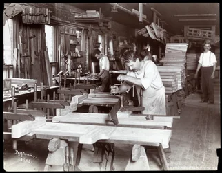 ハードマンで働く男性、ペックとカンパニーのピアノ工場、ニューヨーク、1907年（銀ゼラチンプリント）