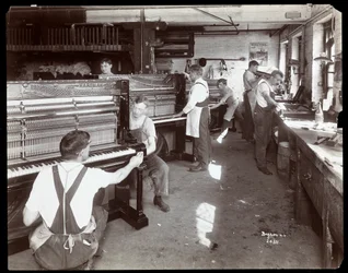 ハードマンで働く男性、ペックとカンパニーのピアノ工場、ニューヨーク、1907年（銀ゼラチンプリント）