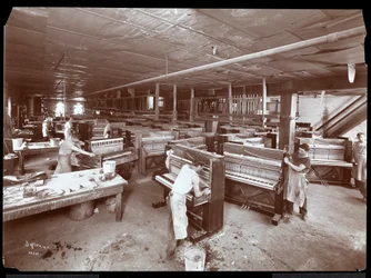 ハリントンピアノ社の工場で働く男性、1907年（銀ゼラチンプリント）