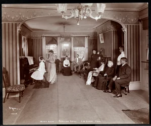 Janer&39;s Pavilion Hotelのミュージックルームでのリサイタル、レッドバンク、ニュージャージー、1903年（銀ゼラチンプリント）